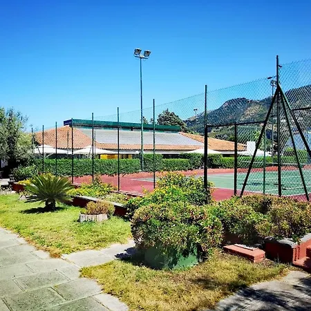 - Sporting Club فندق تْشيفالو